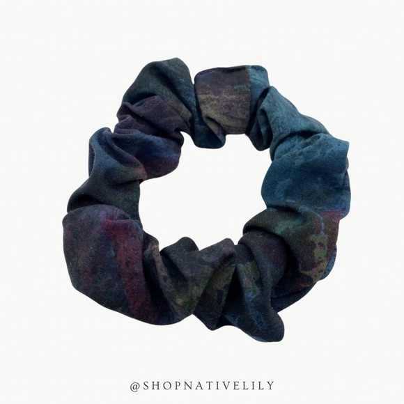 Lululemon Women’s Uplifting Hair Scrunchie, Cosmic Shift Multi - Picture 4 of 6